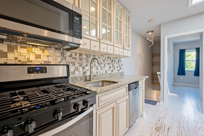 Building Photo - 1 BD  2 BA near the H St Corridor in Up an...