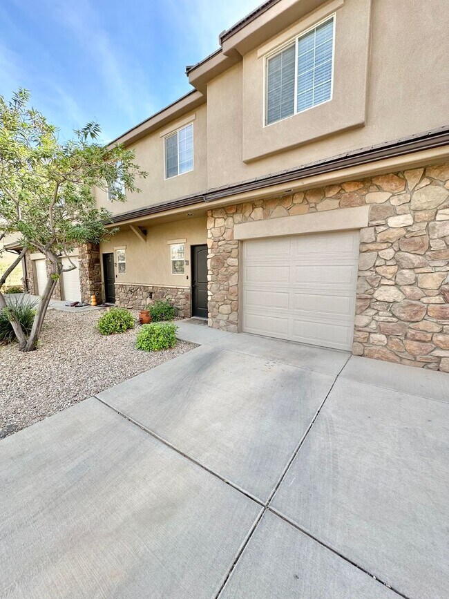 Building Photo - Very nice Millcreek Springs Townhome