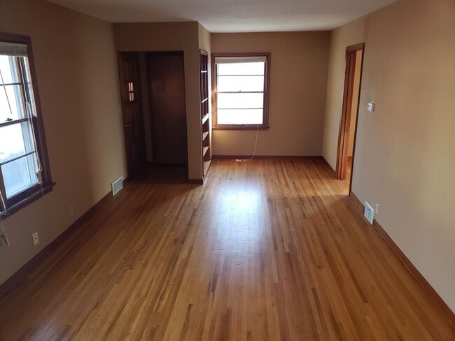 Building Photo - 2 Bedroom 1 Bath Home