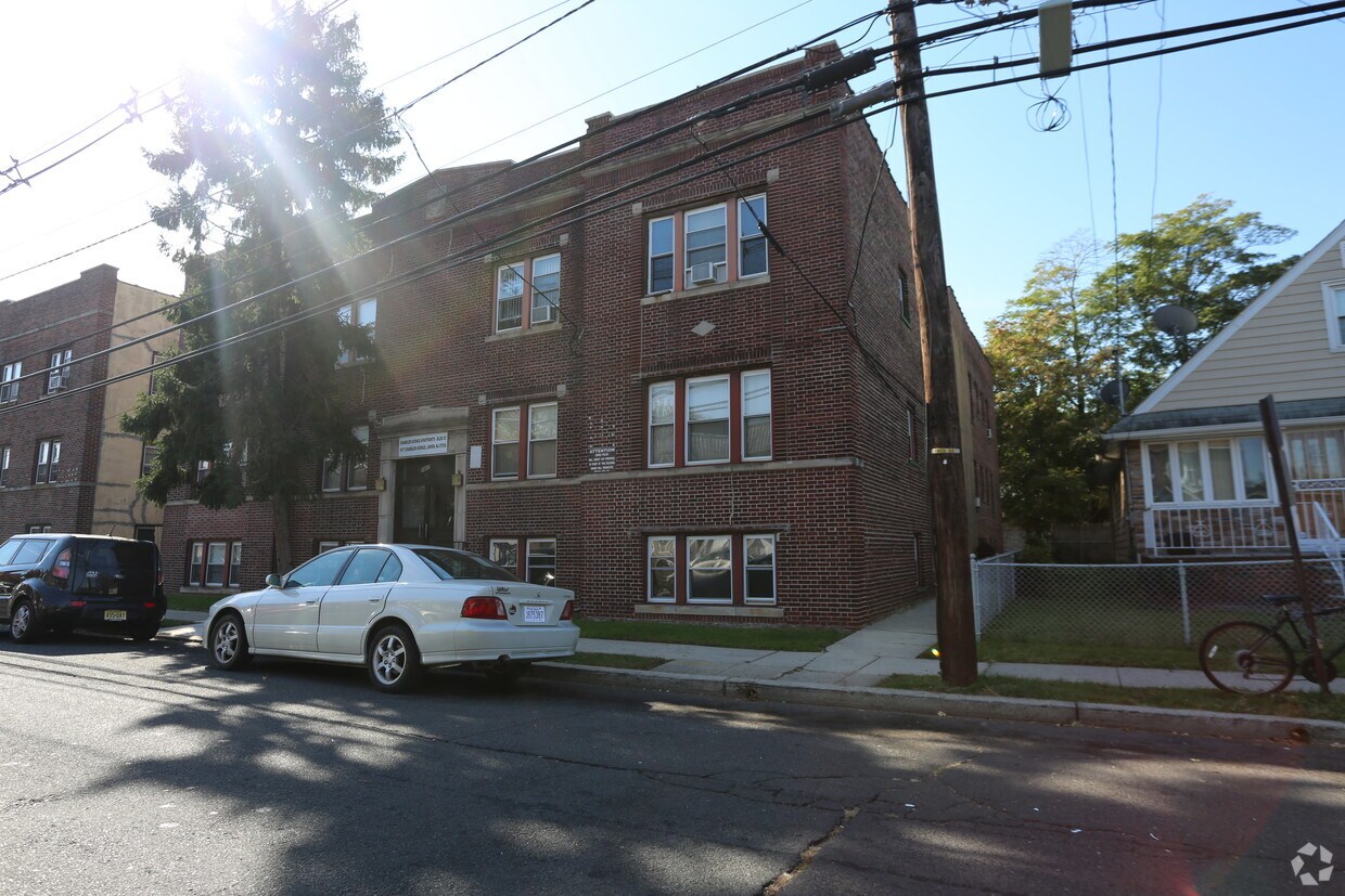 Primary Photo - 1017 Chandler Ave