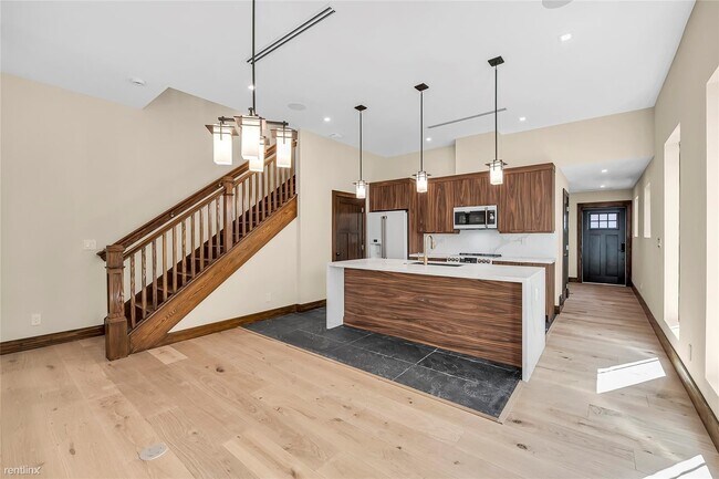 Building Photo - 3 br, 3.5 bath Townhome - 1113 NE 3rd Ave