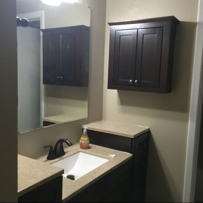 Building Photo - Stylish End-Unit Townhouse with Loft, Offi...