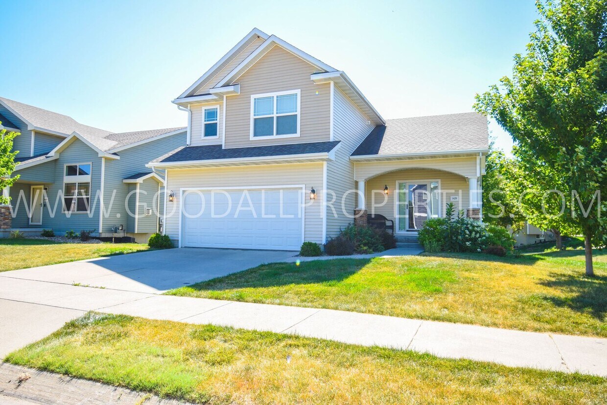 Primary Photo - 4 Bedroom, 3.5 Bathroom in West Des Moines