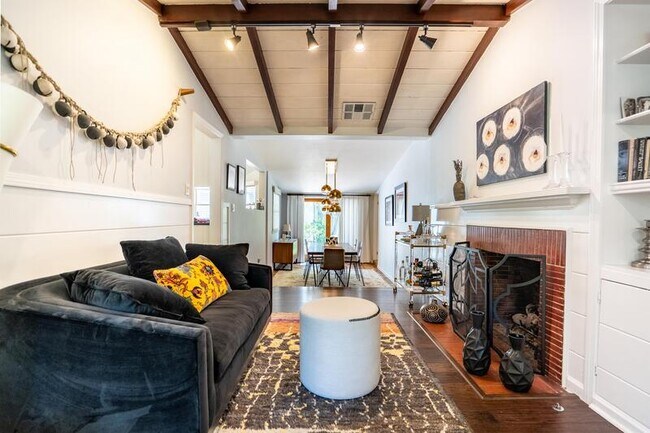 Foto del edificio - 12345 Valleyheart Dr