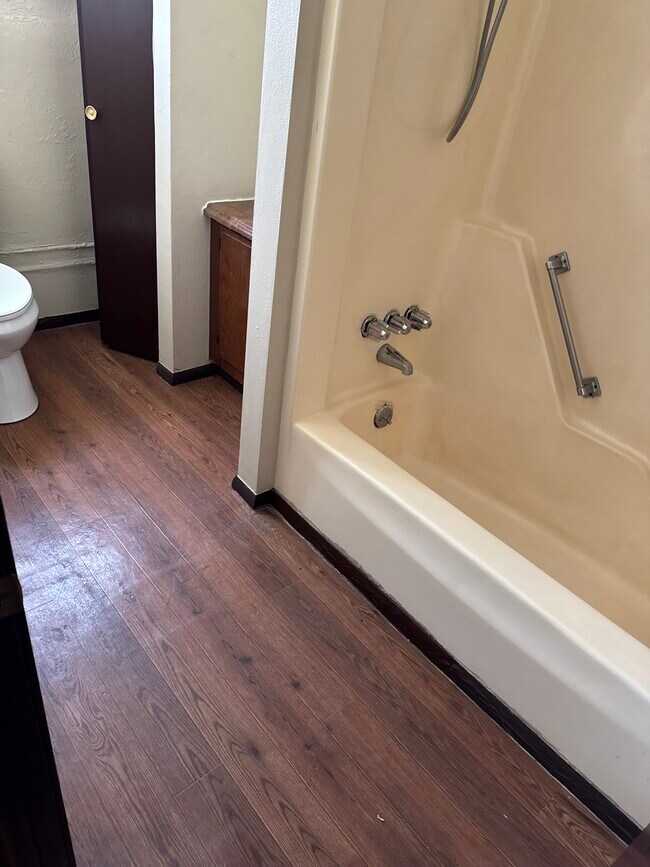 Baño - 10253 Garnet Ln