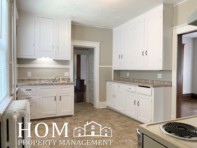 Building Photo - 330 Center St