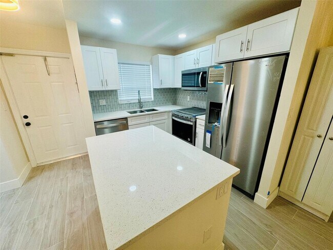 Building Photo - 805 W Oakland Park Blvd
