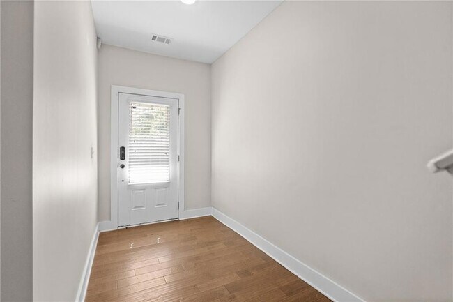 Foto del edificio - 2180 Colvin Ct NW