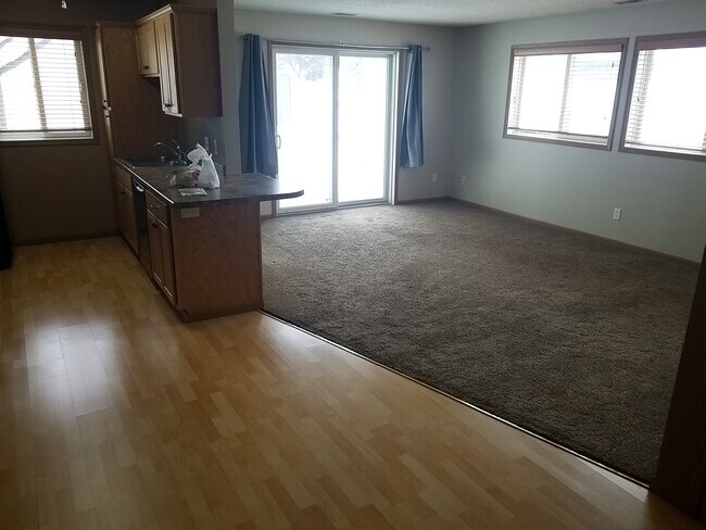 Open kitchen and living room - 875 Bahls Dr
