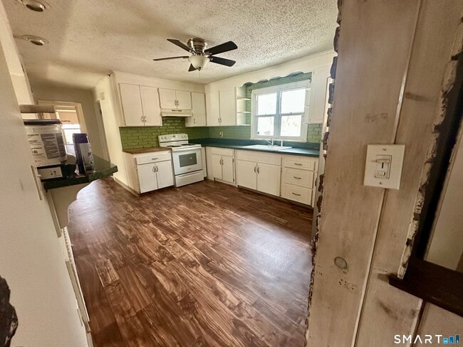 Building Photo - 448 Tudor St