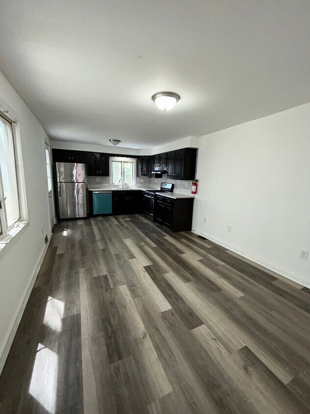 Foto principal - 4 bed 1 bath with C/O
