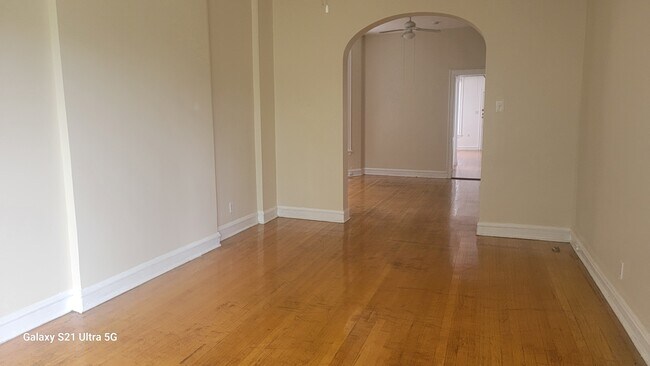 Building Photo - 725 W Wrightwood Ave