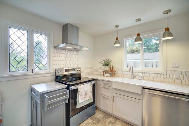 Building Photo - 3Bd/1Ba Seattle House