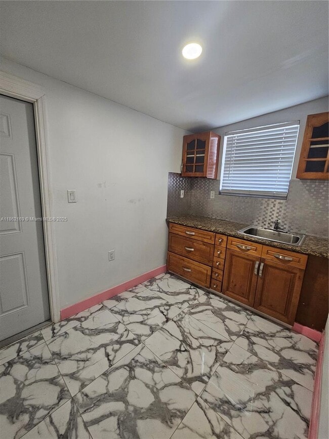 Foto del edificio - 4970 NW 182nd St