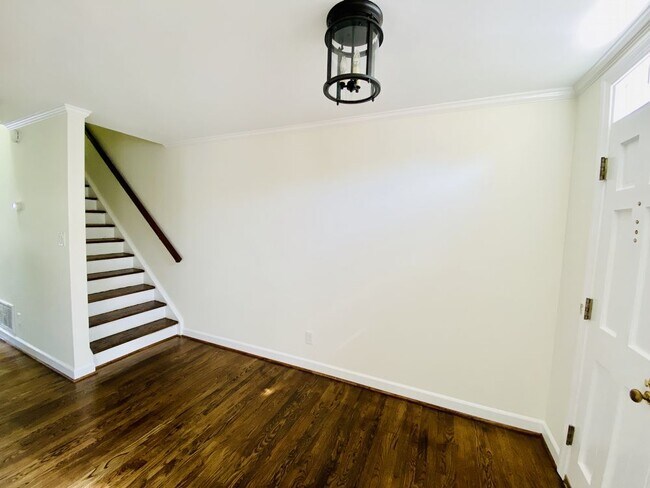 Building Photo - 811 Colonial Ave