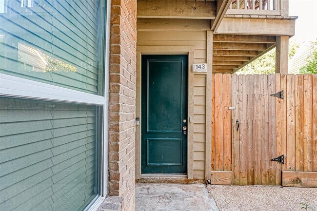 Foto del edificio - 2100 Tanglewilde St