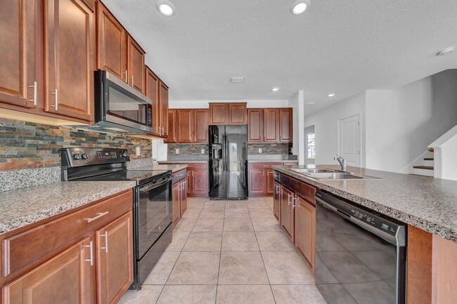 Building Photo - Spacious 6BR House in Ruskin