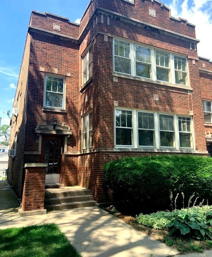 Primary Photo - 6712 N Maplewood Ave