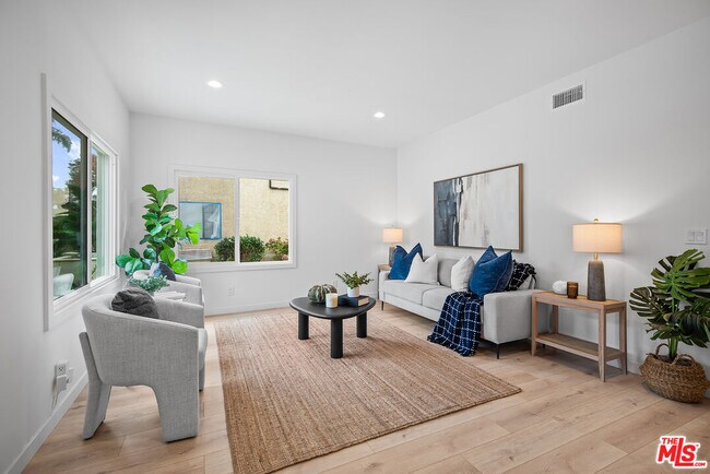 Foto del edificio - 3626 E 1st St