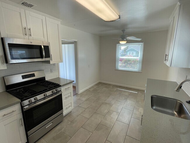 Building Photo - Beautiful Home on Hillsdale Blvd!   57 N. ...