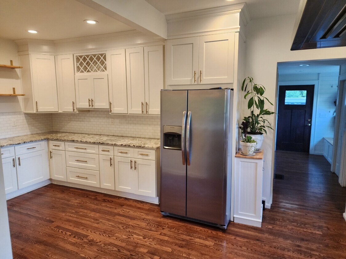 4609 Washington Pike Unit Main House, Knoxville, TN 37917 Apartments