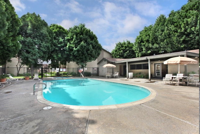 Piscina - Mission Oaks Apartments