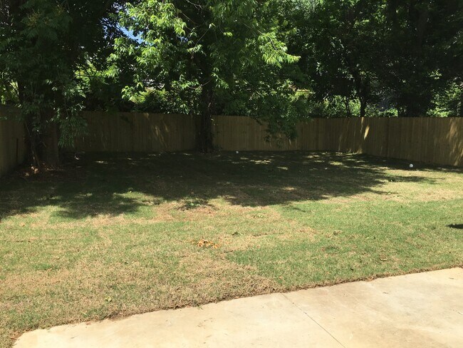 Building Photo - Driveway Now Has an Electric Gate!! Beauti...