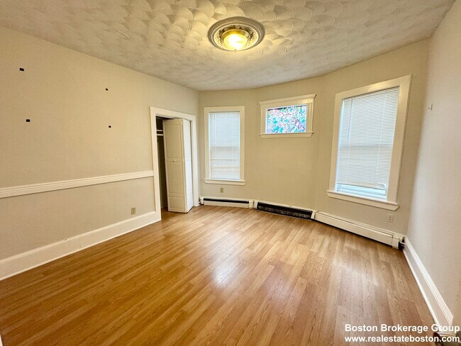 Building Photo - 157 E Cottage St