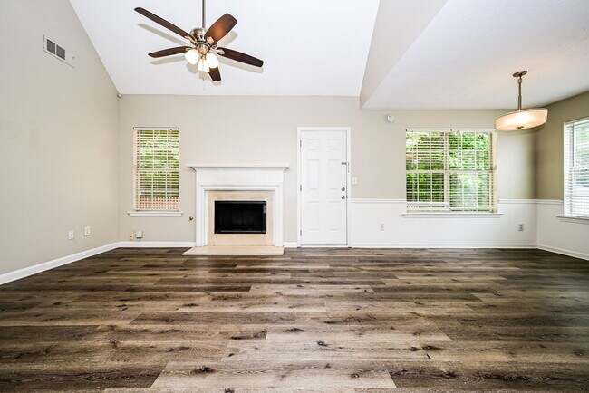 Foto del edificio - 394 Summer Hill Cir