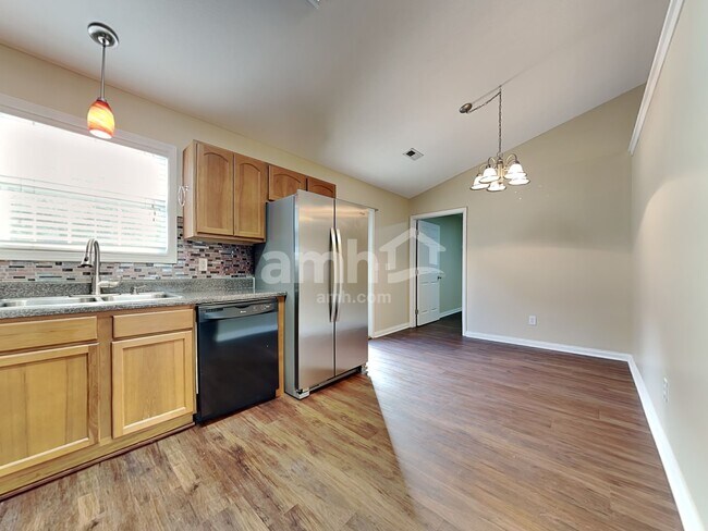 Foto del edificio - 617 Drakewood Rd