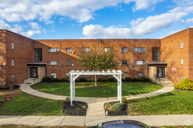 Building Photo - Oak Woods (Collingswood Forest LLC)