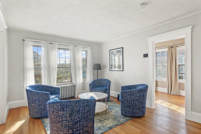 Building Photo - Queen room in 6-bed/2.0-bath Home