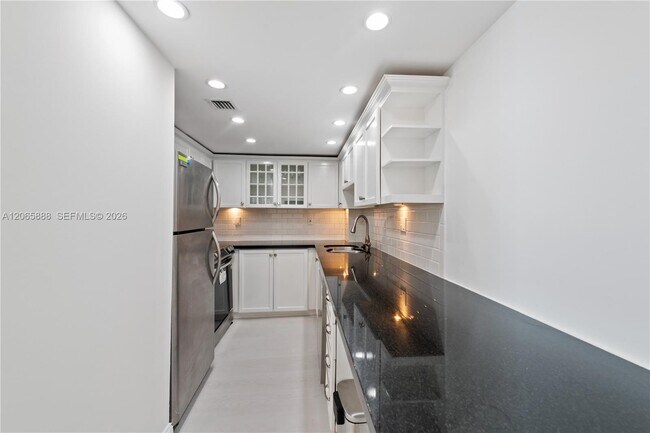 Building Photo - 1621 Collins Ave