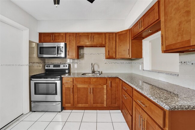 Foto del edificio - 7401 Pines Blvd