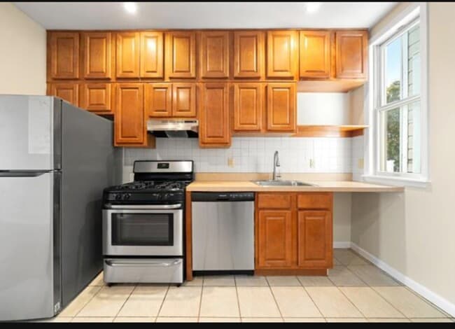 Building Photo - 54 Monitor St