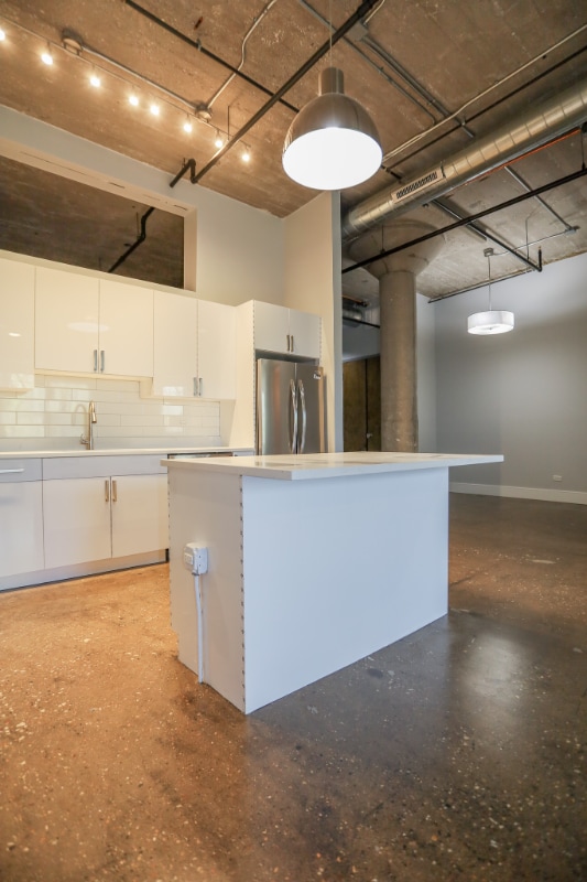 Building Photo - 4046 N Hermitage Ave