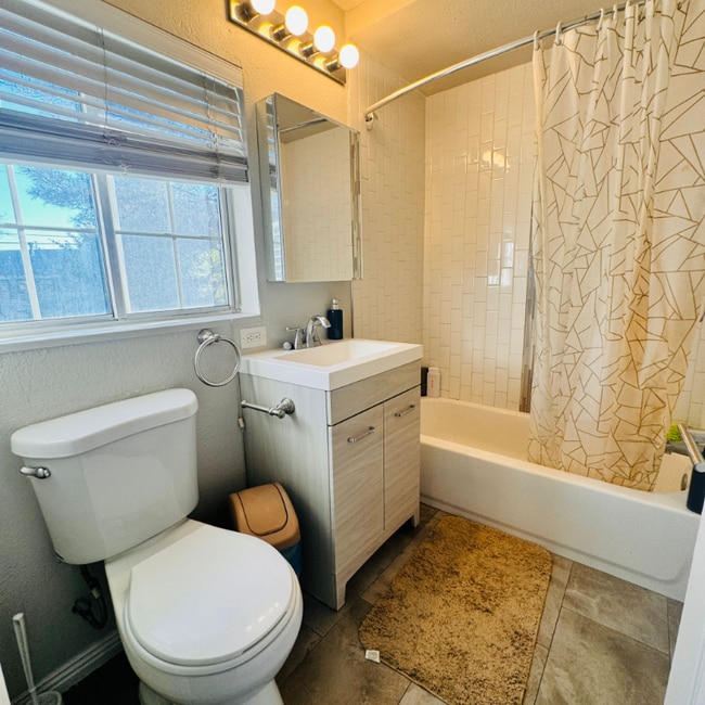 Photo - 546 E Delno Dr House