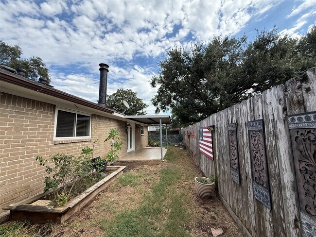 Building Photo - 20807 Union Park Dr