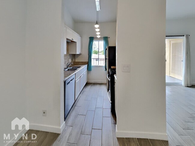 Foto del edificio - 828 S Langley Ave Unit 203