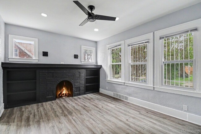 Building Photo - 5217 Lakeview St
