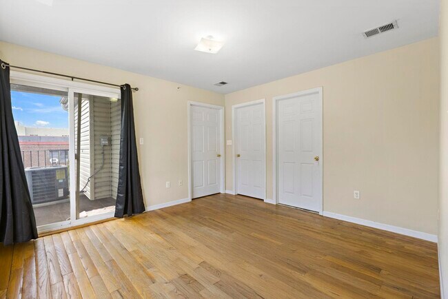 Building Photo - 304 49th St