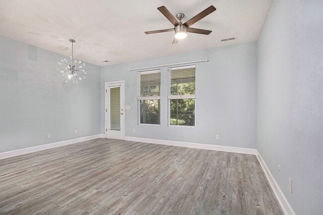 Building Photo - Beautifully Updated 3BR/3BA Coastal Townhome in Prime Location!