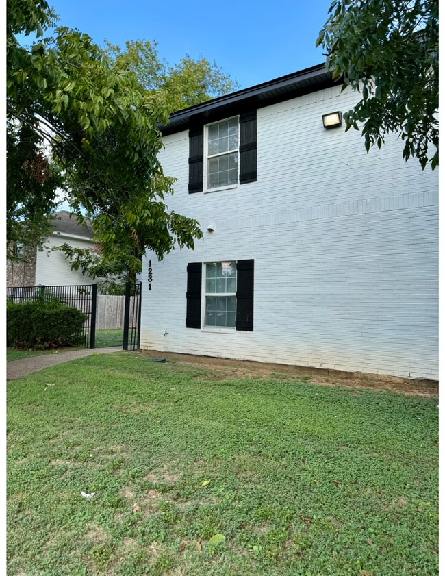 Foto del edificio - Spacious 4/2 Walking Distance to Campus & ...