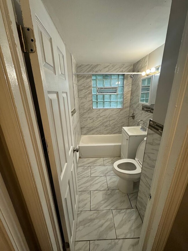 Building Photo - Newly Renovated 4-bed 1-bath - In Unit Lau...