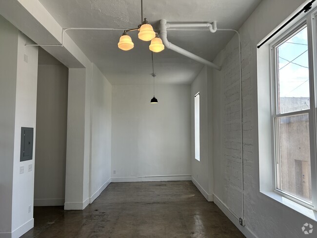 Building Photo - 111 N Walnut St