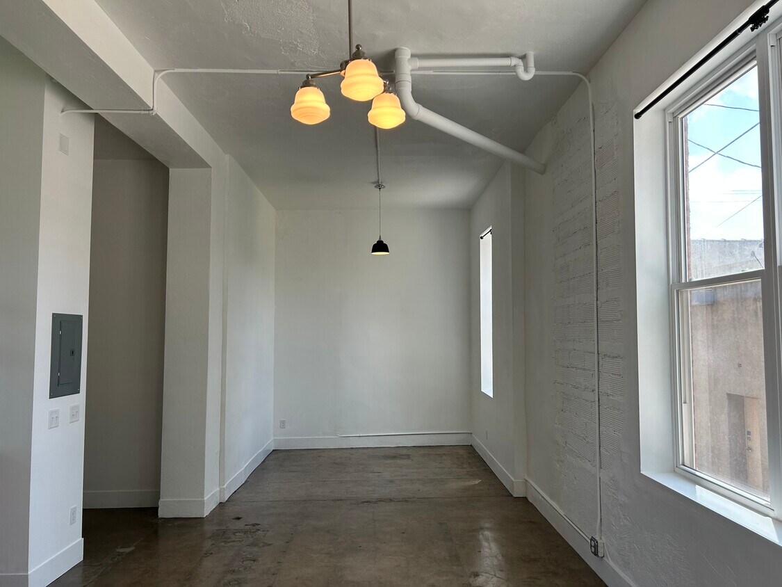 Primary Photo - 111 N Walnut St