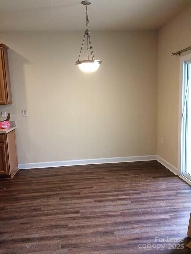 Foto del edificio - 345 Sandy Spring Ln