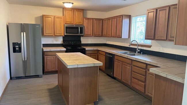 Building Photo - Kent home for rent - 4 bedroom, den and 2....