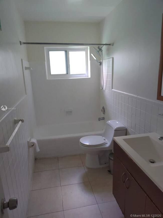 Foto del edificio - 8221-8223 Crespi Blvd