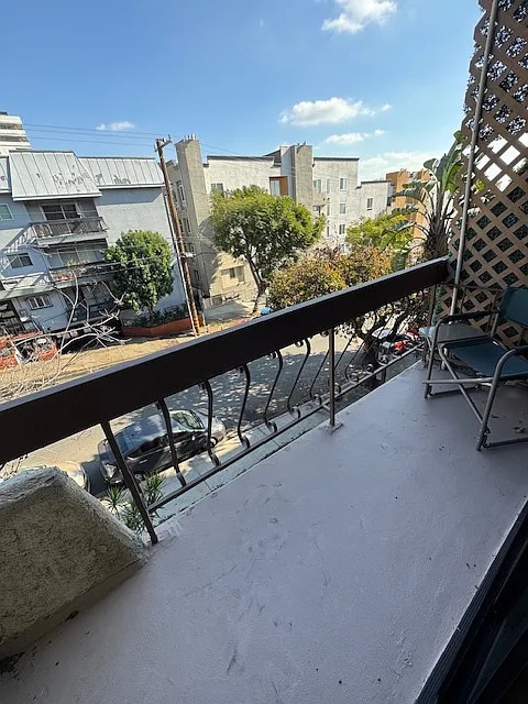 Foto del edificio - 1735 N Fuller Ave